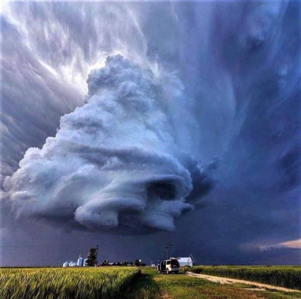 random funny and wtf pics - scary storm clouds