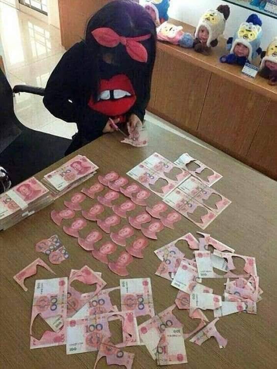 random funny and wtf pics - kids cutting money - 100 .. 100 Ooi 100 100 105 100 19