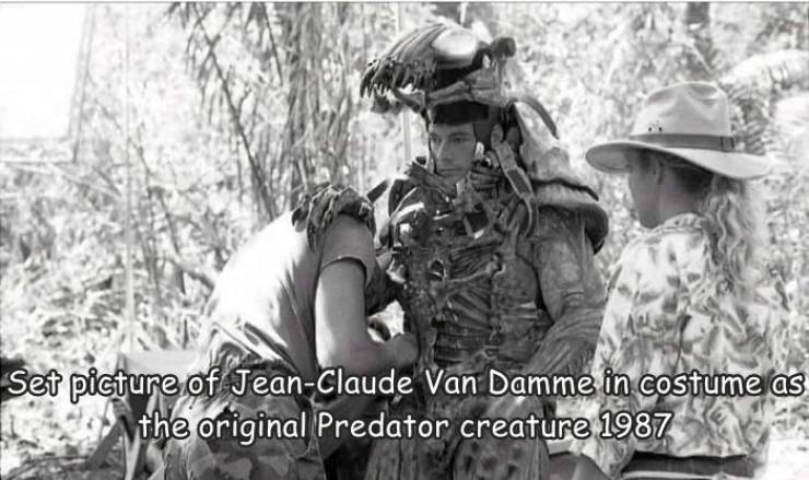 cool random pics - jean claude van damme depredador - Set picture of JeanClaude Van Damme in costume as the original Predator creature 1987