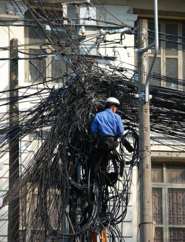 cool random pics - electrician nightmare