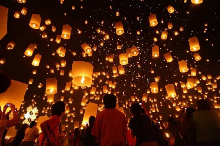 funny photos - thailand lantern festival