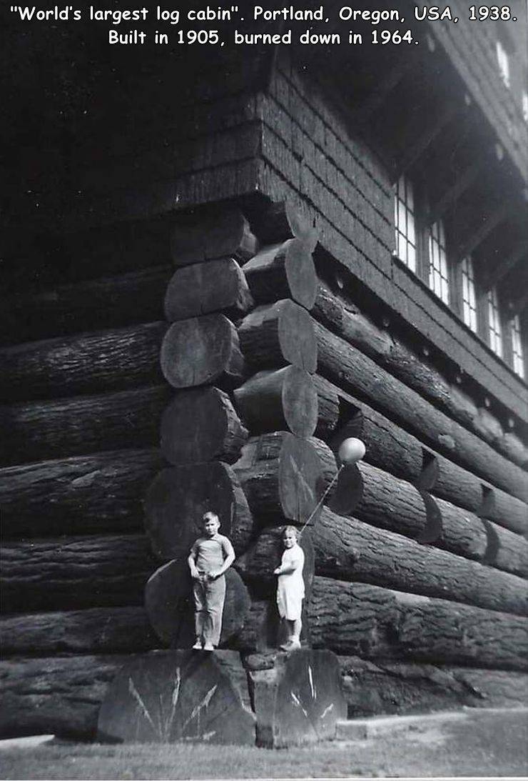 funny photos - "World's largest log cabin". Portland, Oregon, Usa, 1938. Built in 1905, burned down in 1964.