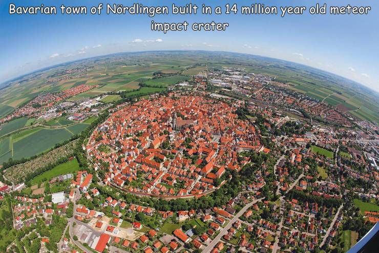 funny pics - nordlingen germany - Bavarian town of Nrdlingen built in a 14 million year old meteor impact crater