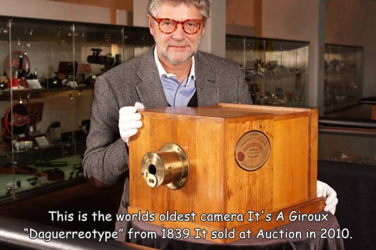 funny pics - daguerre camera - This is the worlds oldest camera It's A Giroux "Daguerreotype" from 1839 It sold at Auction in 2010.