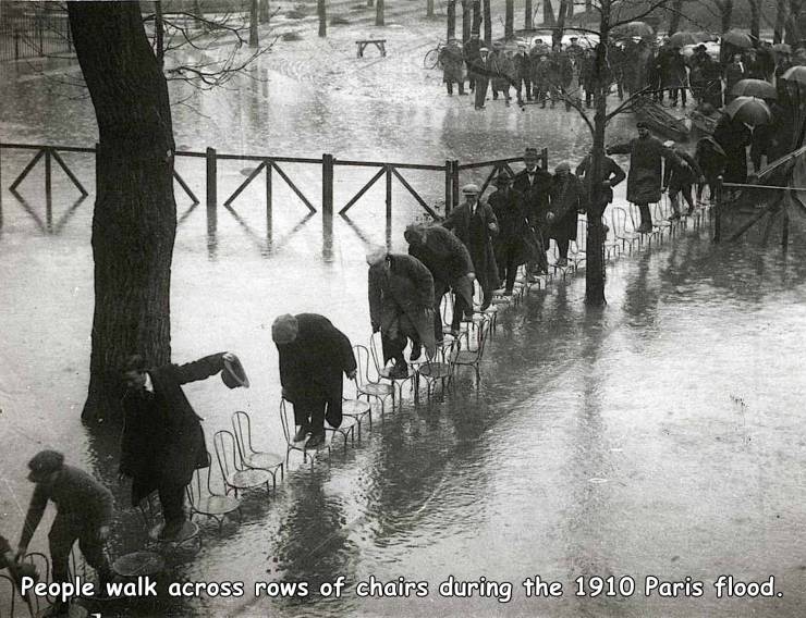 funny pics - fun randoms - paris flood 1910 - People walk across rows of chairs during the 1910 Paris flood.