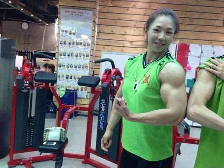 funny images - yeon woo jhi muscular biceps