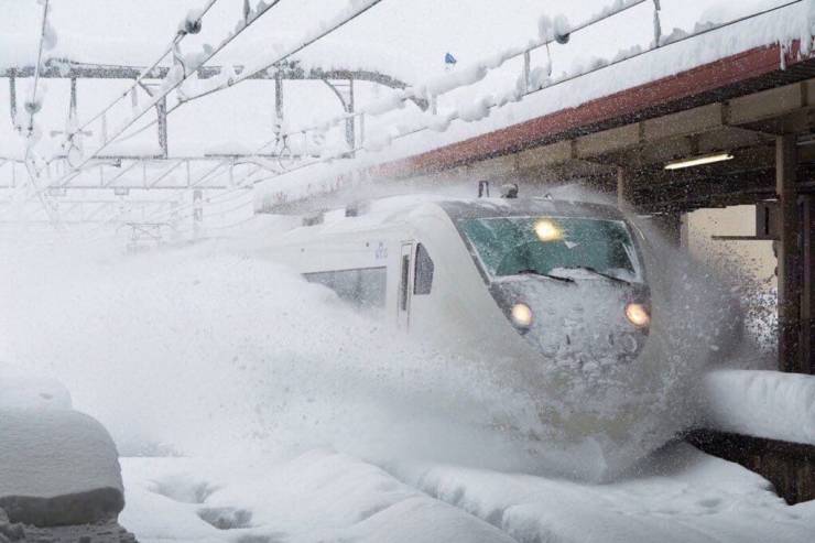 funny photos - fun pics - japanese train snow