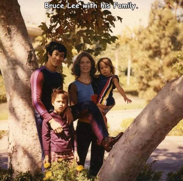 fun randoms - funny photos - bruce lee with family - Bruce Lee with his family.