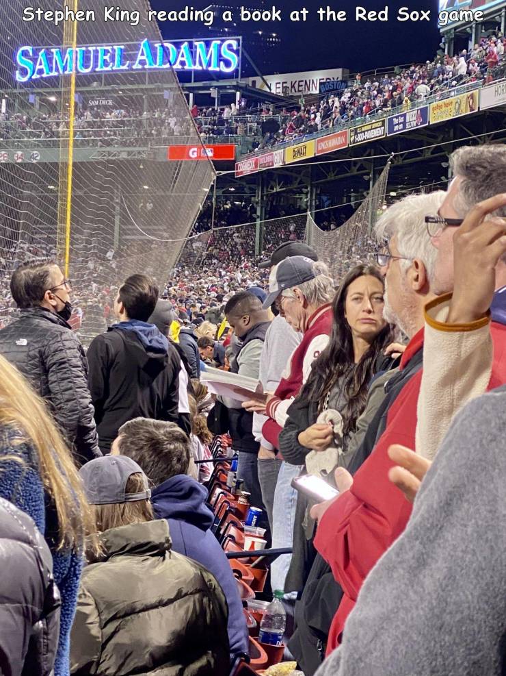 cool random pics - crowd - Stephen King reading a book at the Red Sox game Samuelarams Egkenntosion Hom Sam Dice La Dan