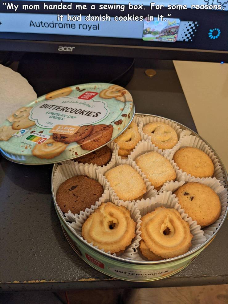 baking - "My mom handed me a sewing box. For some reasons, it had danish cookies in it." Autodrome royal acer Ser Buttercookies be Schezzate Chip Amies 223 butter Uttercoon