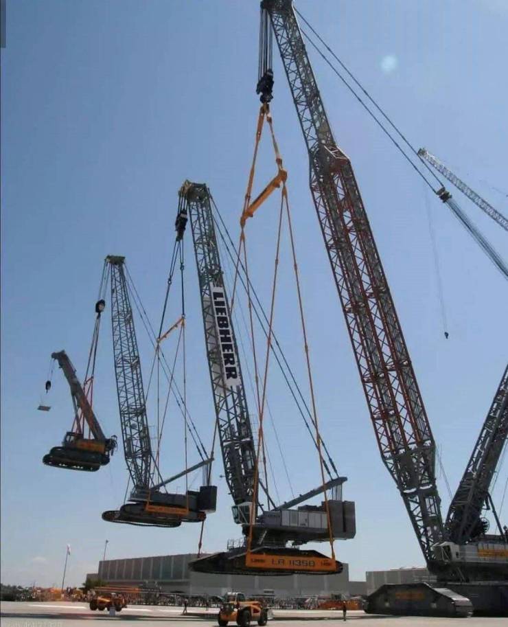huge crane - Liebherr La 11350