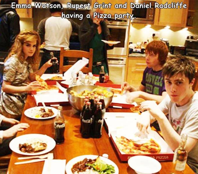 funny photos - fun randoms - hogwarts humor - Emma Watson, Rupert Grint and Daniel Radcliffe having a Pizza party.