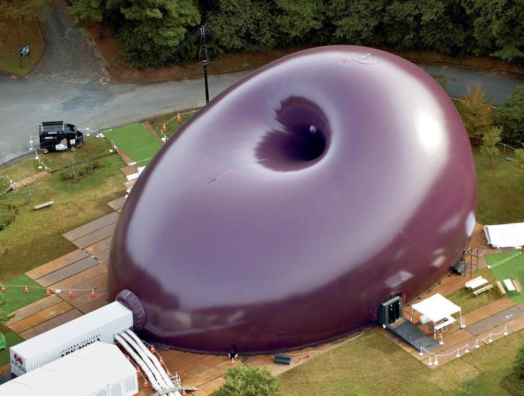 funny photos - fun randoms - inflatable architecture - Hert 4