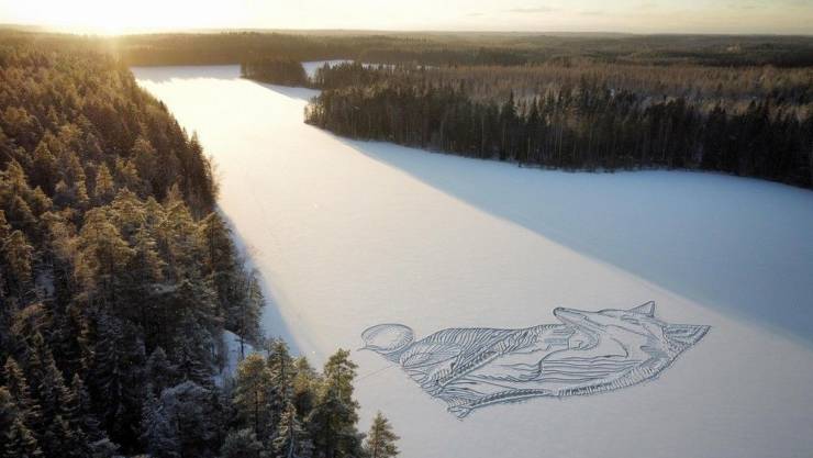 funny photos - finland frozen lake art