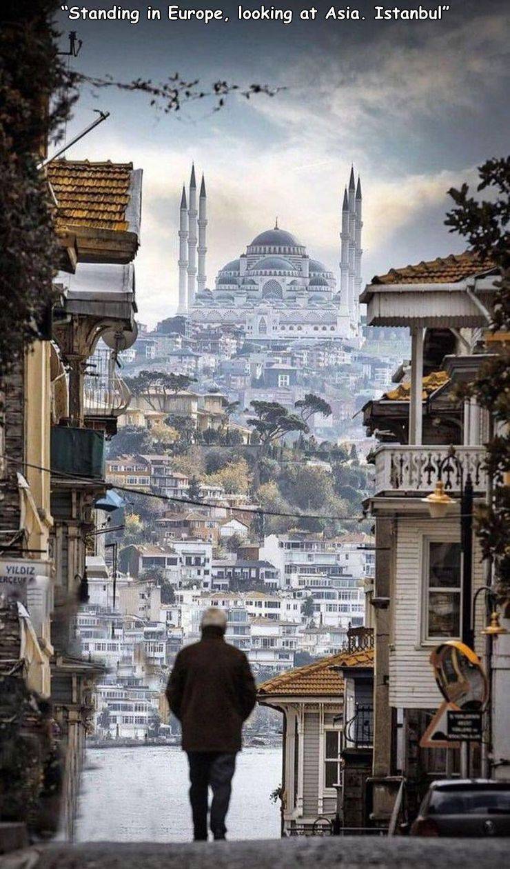 funny photos - "Standing in Europe, looking at Asia. Istanbul" Tttt | | Re He 19 Yildiz Ereve 18 Ente fin 11