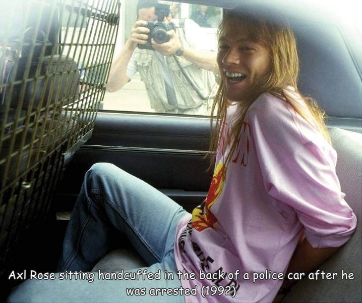fun randoms - funny photos - axl rose car - Sele Axl Rose sitting handcuffed in the back of a police car after he was arrested 1992