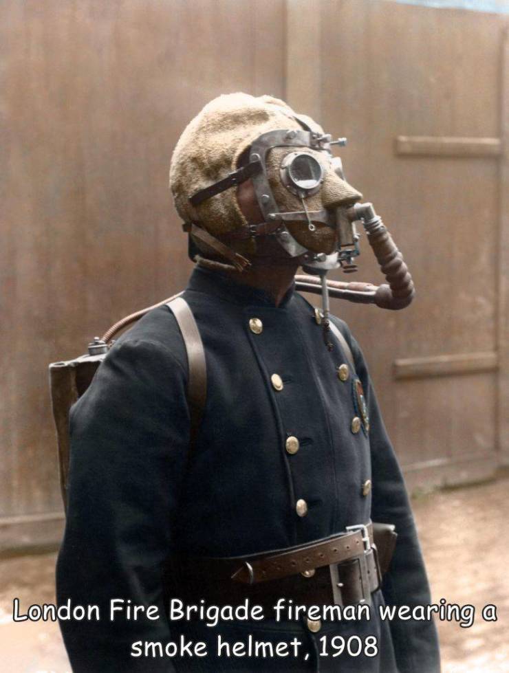 fun randoms - funny photos - lewis haslett gas mask - London Fire Brigade fireman wearing a smoke helmet, 1908