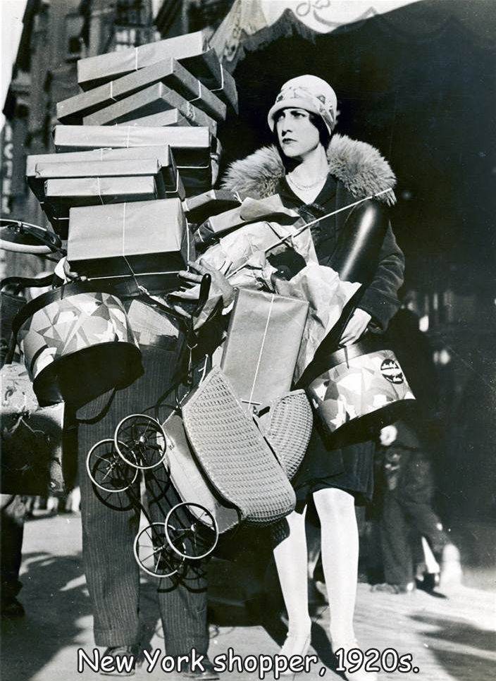 fun randoms - funny photos - 1920s shopping - New York shopper, 1920s.