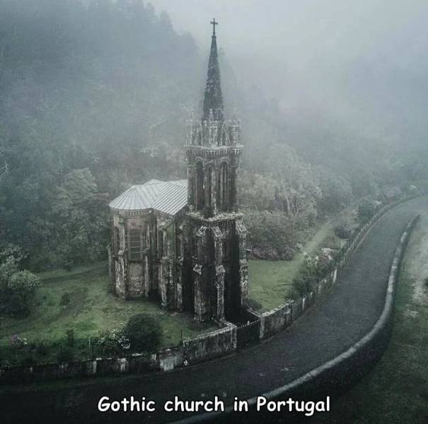 fun randoms - funny photos - Gothic church in Portugal