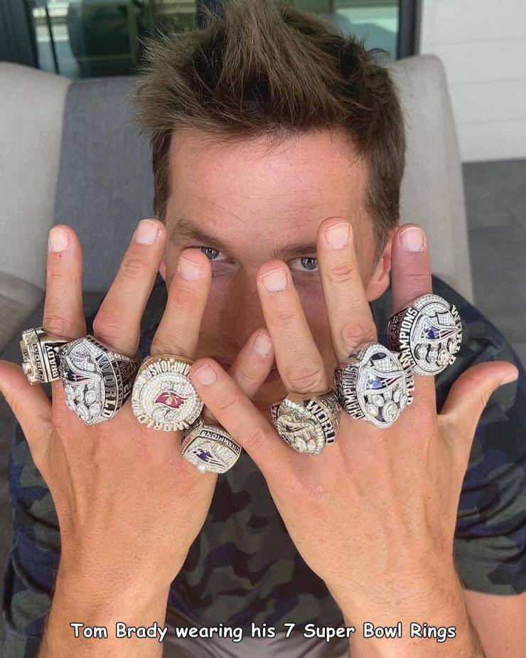 tom brady super bowl rings - Bvba Brady Froito A Worl Swoimitulaires Champious A W Anaa Champi Tom Brady wearing his 7 Super Bowl Rings