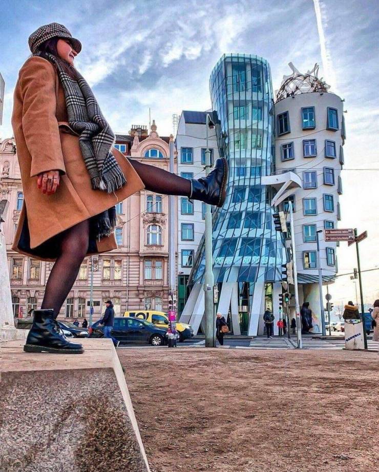 awesome random pics and photos - dancing house - Itetain Ii