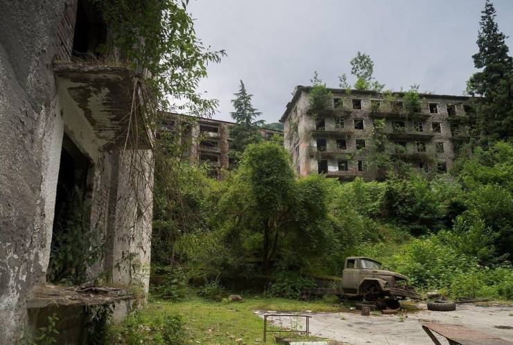 funny pics and random photos - abandoned city akarmara abkhazia