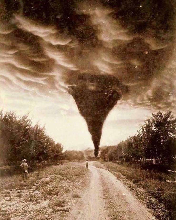 funny pics and random photos - 1898 tornado