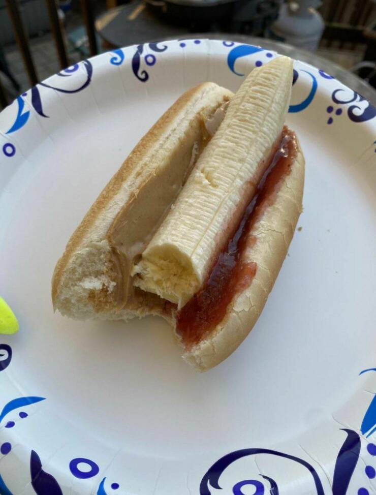 fun randoms - funny photos - banana in hot dog bun - .
