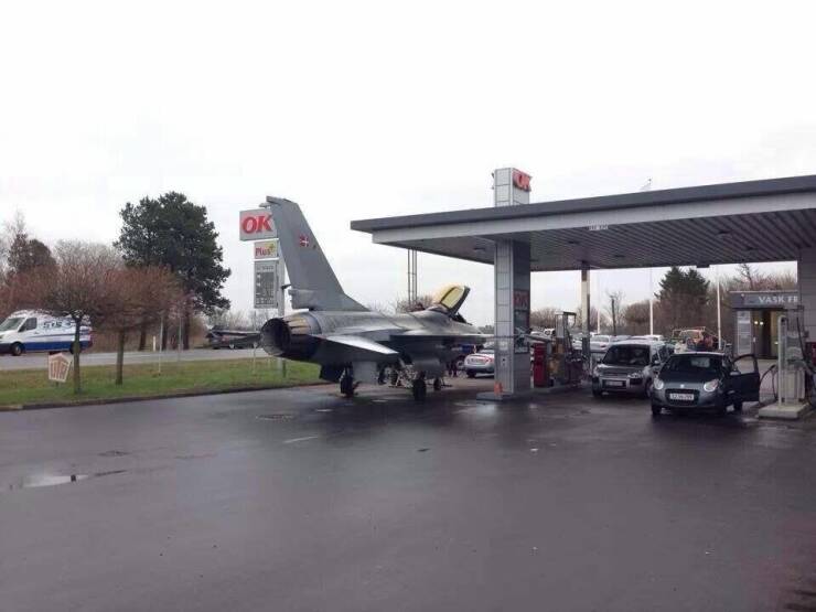 funny pics - fighter jet at gas station