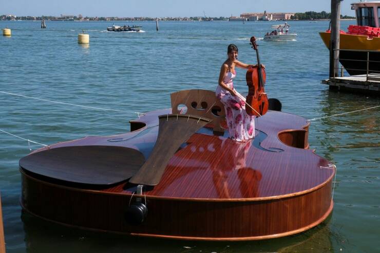 funny photos - fun randoms - violin boat italy