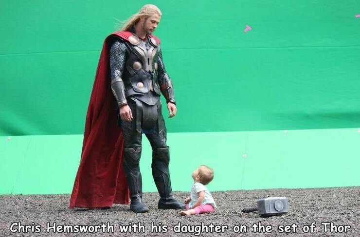 random photos - Chris Hemsworth - Chris Hemsworth with his daughter on the set of Thor