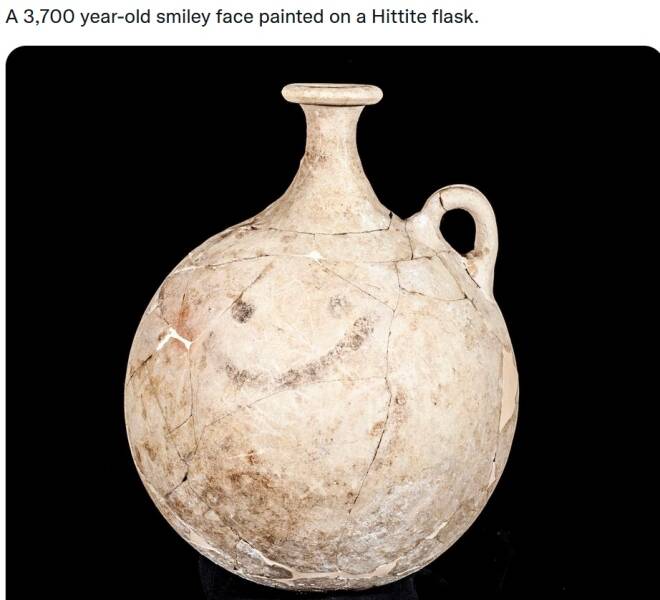 daily dose of randoms - oldest known smiley face - A 3,700 yearold smiley face painted on a Hittite flask.