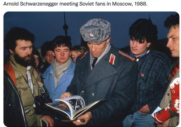 funny random pics and memes - arnold schwarzenegger soviet - Arnold Schwarzenegger meeting Soviet fans in Moscow, 1988. Rasad
