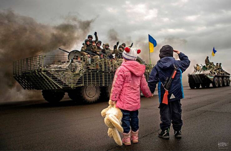 cool random pics - ukraine children salute soldiers - G Ambe Diel Kanda