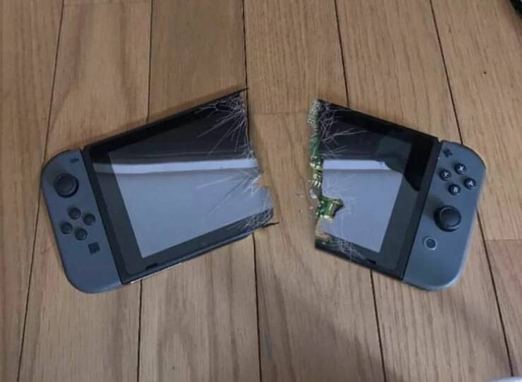 cool random pics - broken nintendo switch