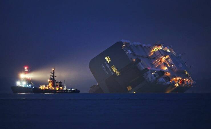 funny pics and cool photos -  ship run aground
