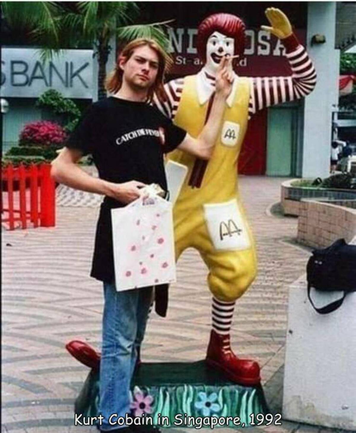 kurt cobain in singapore - Bank Catchde Foor Wisk Ni Sta. Aa A4 Kurt Cobain in Singapore, 1992