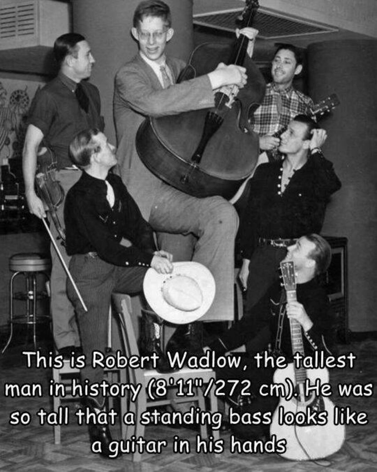robert wadlow 1935 - This is Robert Wadlow, the tallest man in history 811