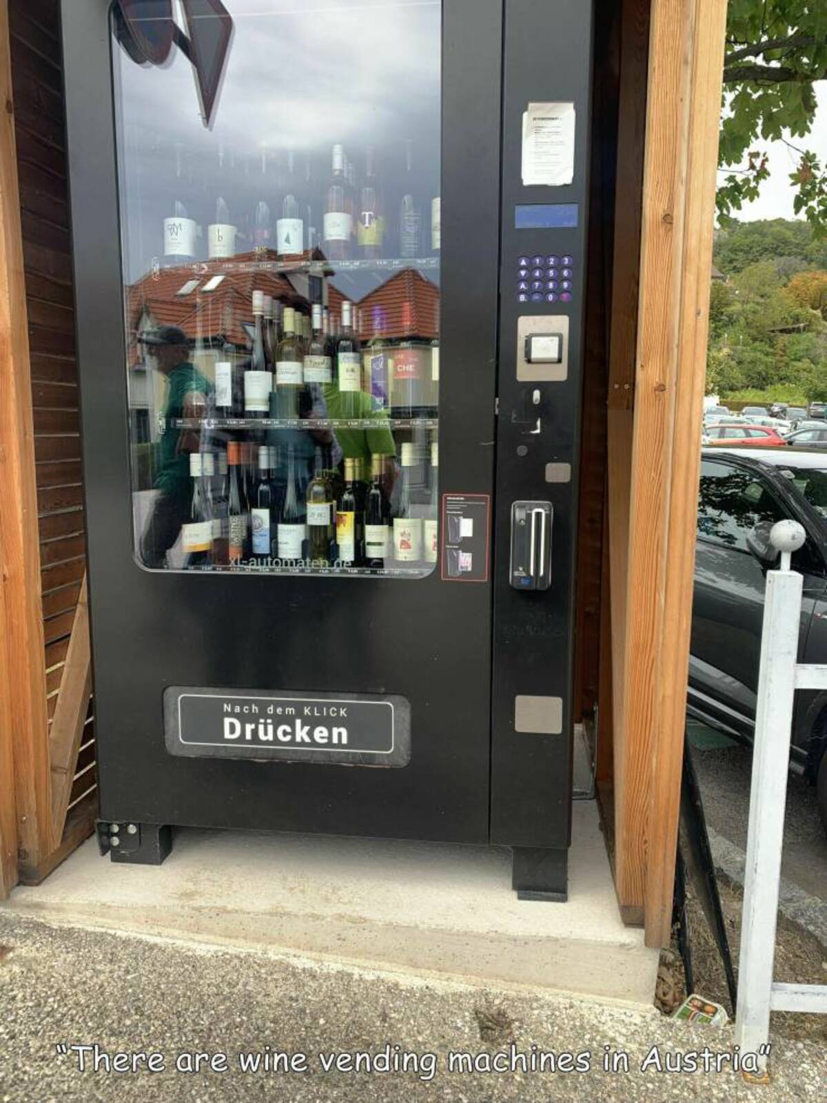 vending machine - 1511R The Uur Xiautomaten de Nach dem Klick Drcken Che 667 "There are wine vending machines in Austria"