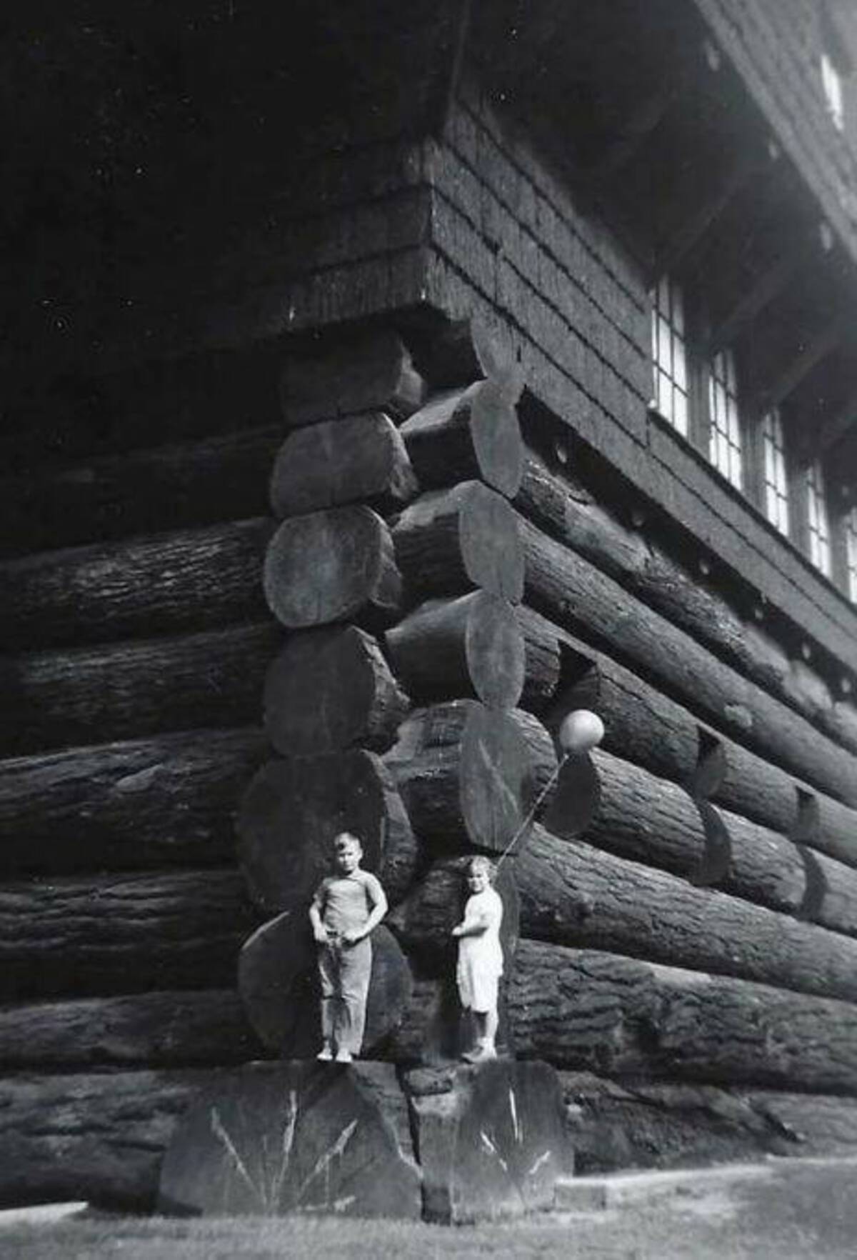 world largest log cabin