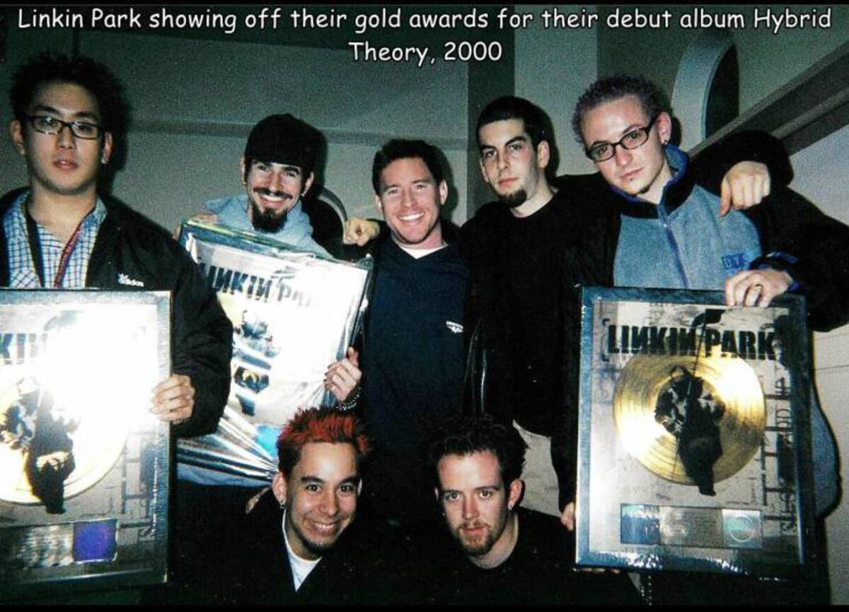 fun - Linkin Park showing off their gold awards for their debut album Hybrid Theory, 2000 Bloce! Mkin Pa Dy Linkin Park