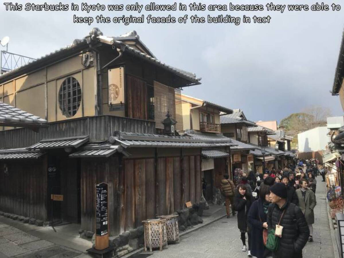nineizaka (ninenzaka) - This Starbucks in Kyoto was only allowed in this area because they were able to keep the original facade of the building in tact Wiffeur
