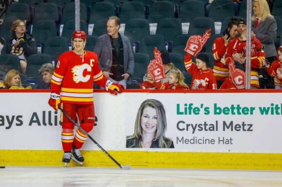 college ice hockey - Scm ays Alli Baua Jogger Life's better wit Crystal Metz Medicine Hat