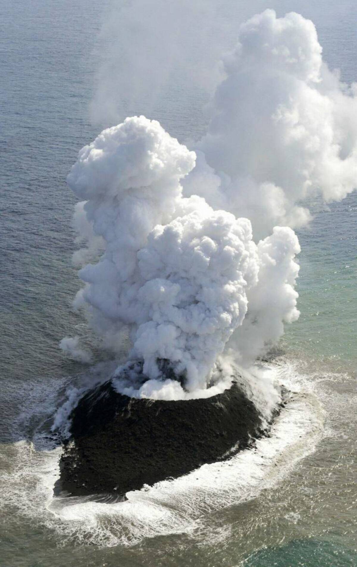 volcanic eruption in the pacific ocean
