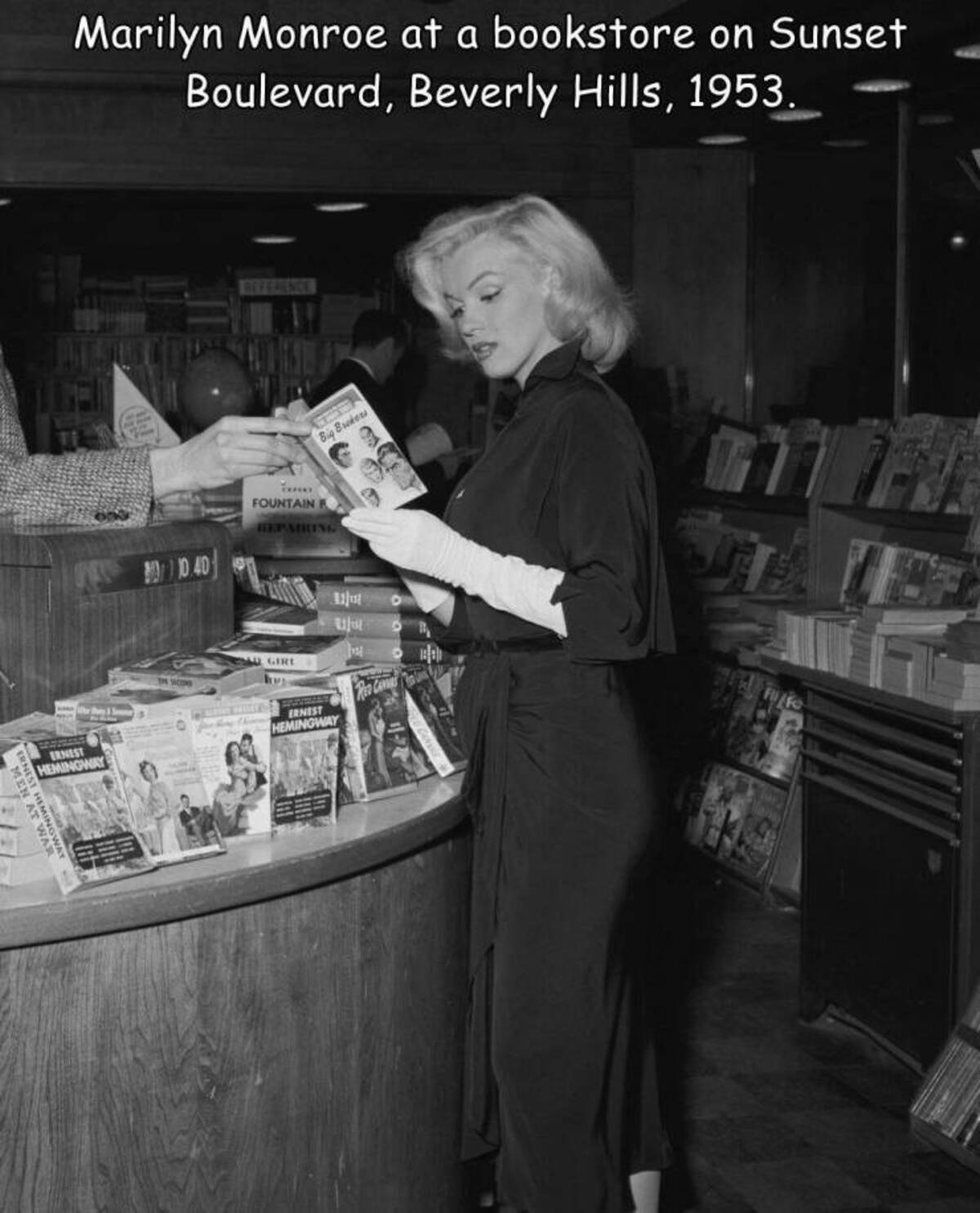hollywood stars reading - Ernest Hemingway Marilyn Monroe at a bookstore on Sunset Boulevard, Beverly Hills, 1953. Reference Big Brokers 10.40 Fountain Reparing Au Girl Ernest Hemingway 11 Wat Canmas