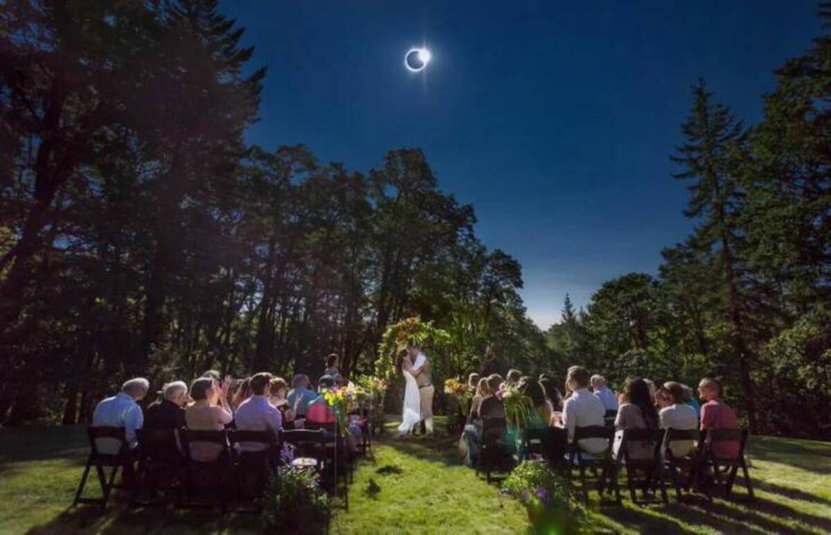 solar eclipse wedding photography
