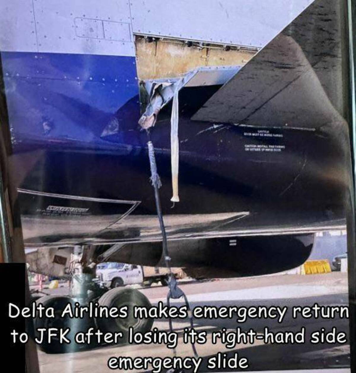Boeing 767 - Delta Airlines makes emergency return to Jfk after losing its righthand side emergency slide