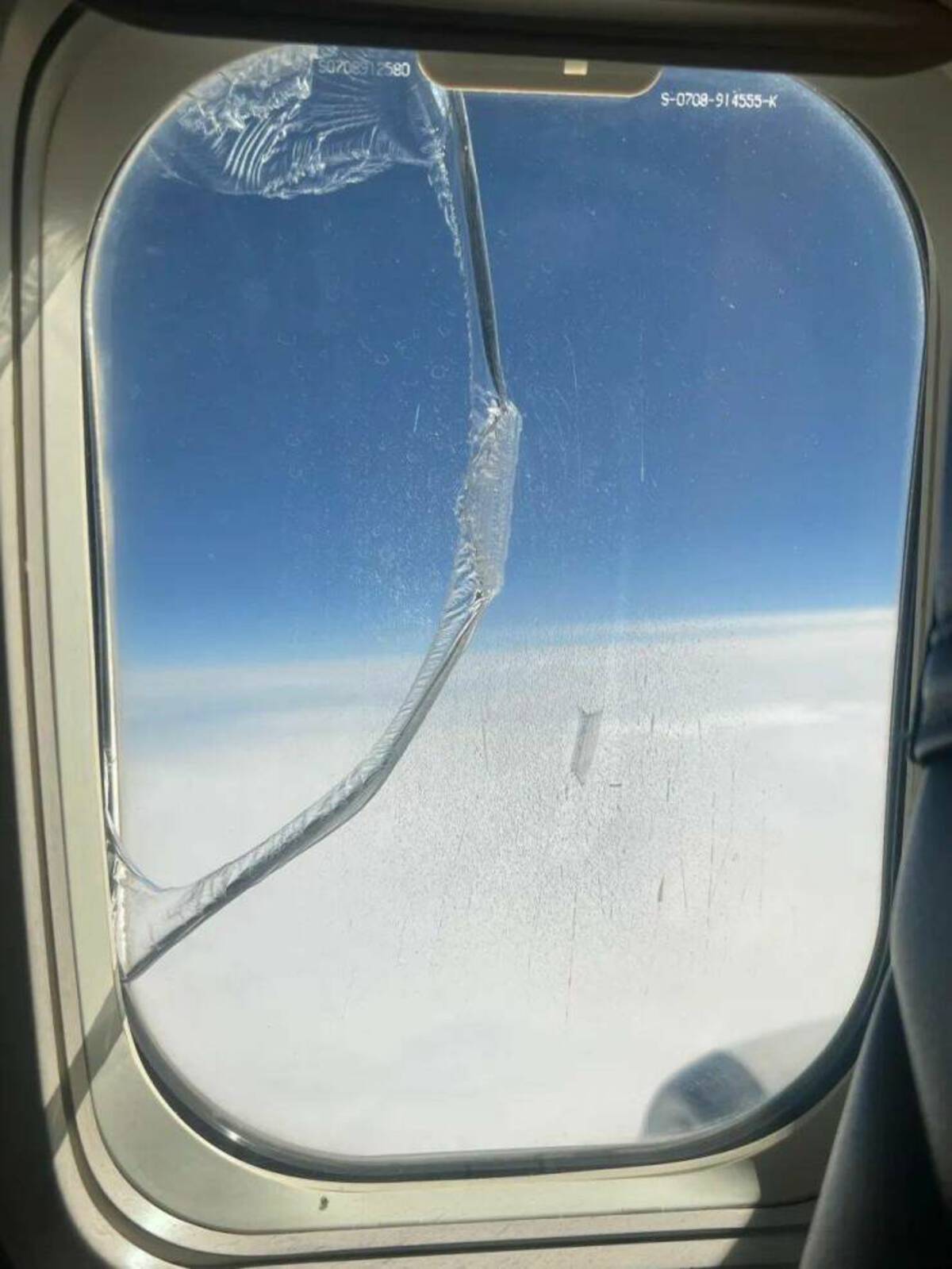 cracked airplane window - 50708912580 S0708914555K