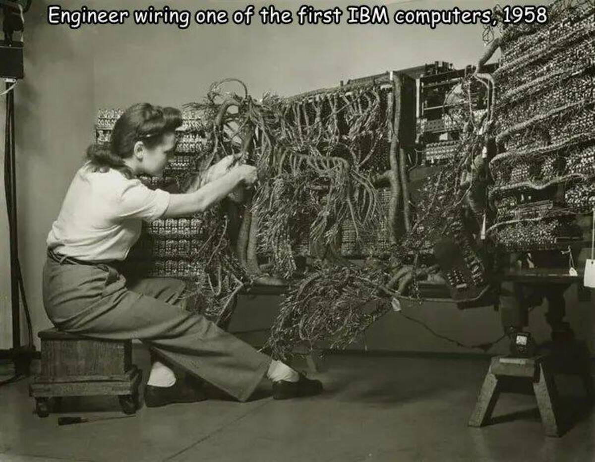 rare pictures of the world - Engineer wiring one of the first Ibm computers, 1958