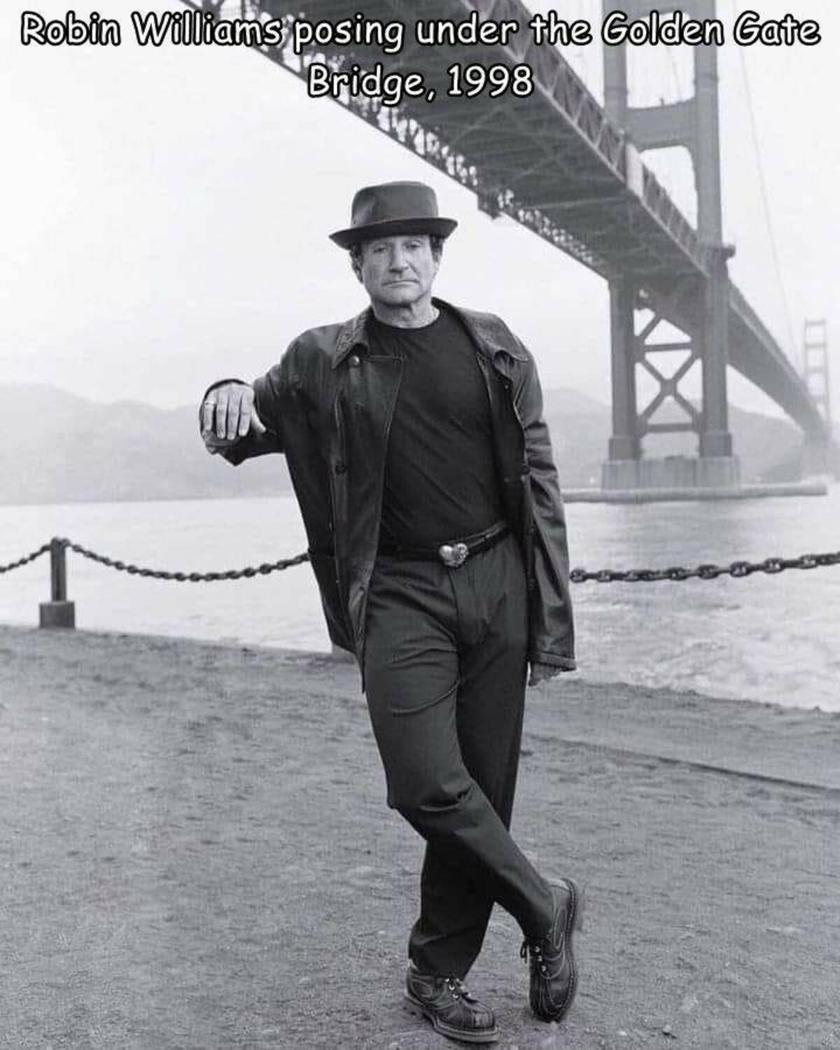 robin williams golden gate bridge - Robin Williams posing under the Golden Gate Bridge, 1998